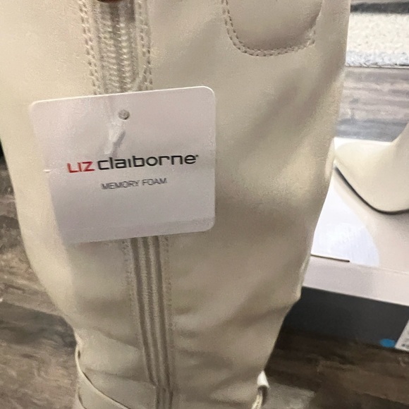 Liz Claiborne Harwin Boots Cream SZ 9M NEW - Picture 6 of 11
